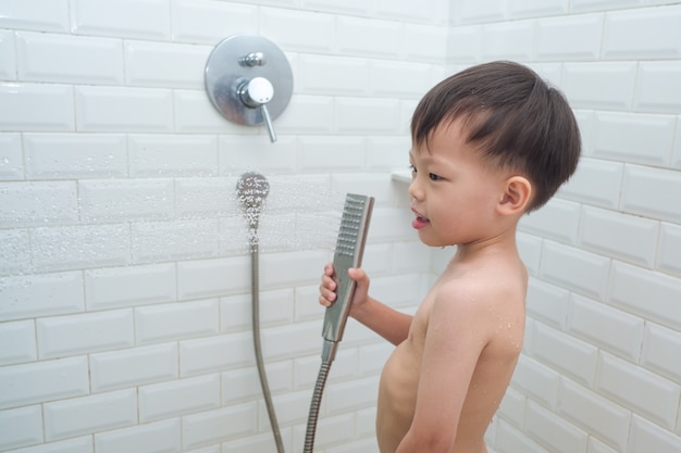 Asiático De 3 A 4 Años De Edad Niño Pequeño Niño Ducharse Solo Foto