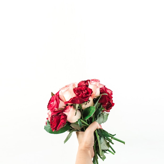 Asimiento De La Mano Femenina Ramo De Flores Rosas Rosadas Y Rojas Aislado En Blanco Foto Premium