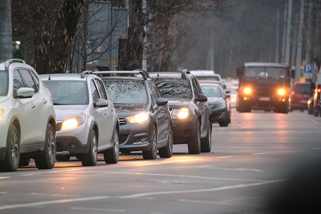 Atasco de tráfico con muchos coches moviéndose lentamente en las calles