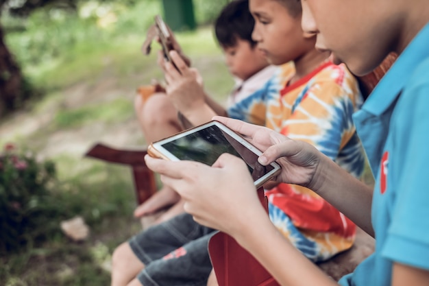 La atención de los chicos a jugar tablet en grupo. | Foto Premium