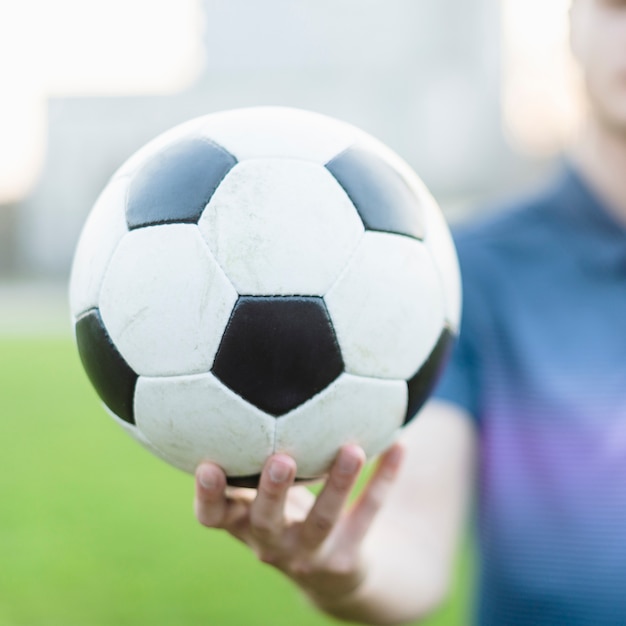 Atleta Borrosa Mostrando El Balon De Futbol Foto Gratis