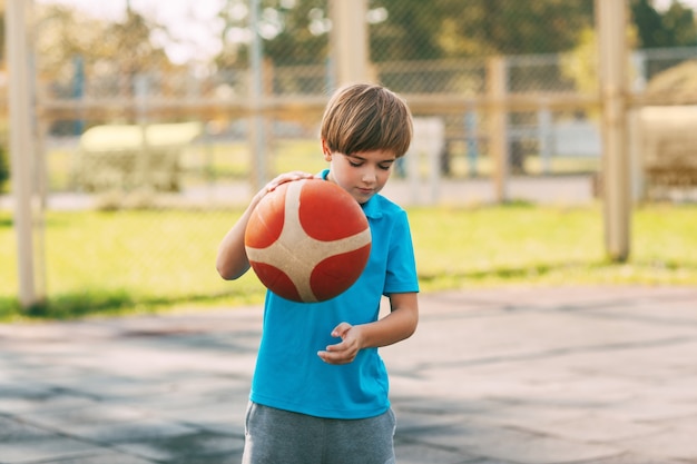 Atleta Chico Lindo Enfocado Conduce La Pelota En Un Juego De Baloncesto Un Niño Juega 