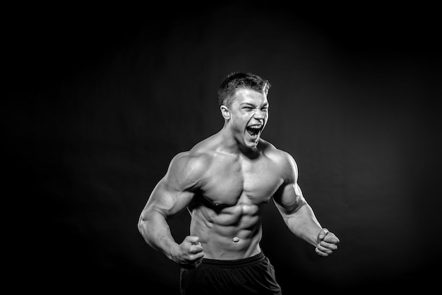 Atleta Joven Sexy Posando En Un Espacio Negro En El Estudio Fitness Culturismo Blanco Y Negro