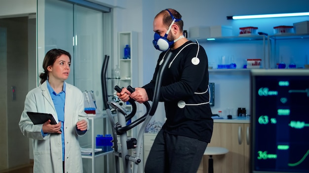 Atleta De Rendimiento Hablando Con Un Investigador Médico Que Se Ejecuta En El Entrenador 1224