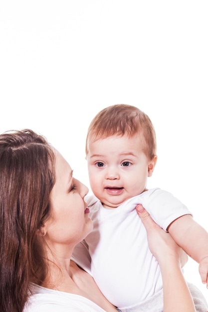 Atractiva Joven Madre Mirando A Su Bebé De Ojos Azules Preguntándose Foto Premium 
