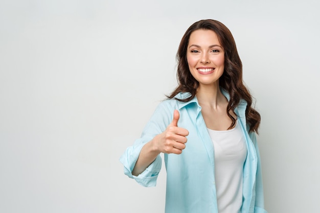 Atractiva Joven Morena Con Una Sonrisa Radiante Dando Un Pulgar Hacia