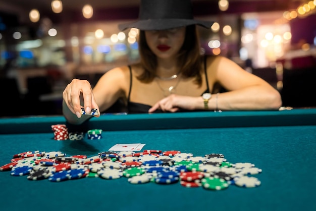 Atractiva Mujer Joven Jugando Al Póquer En La Mesa Con Montones De Fichas Y Cartas Foto Premium 1661
