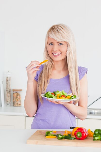 Atractiva Mujer Sonriente Comiendo Su Ensalada Foto Premium