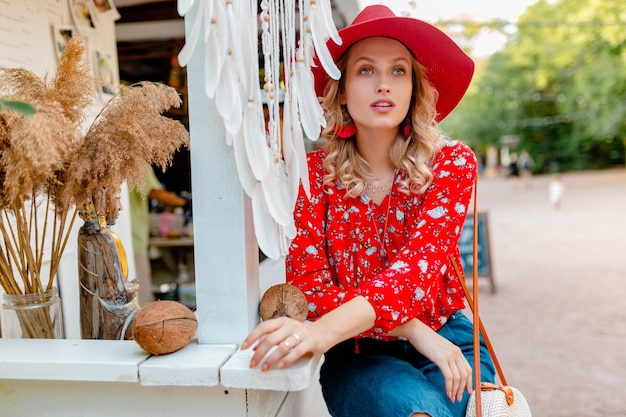 Atractiva Mujer Sonriente Rubia Elegante Con Sombrero Rojo De Paja Y Blusa Traje De Moda De 4668