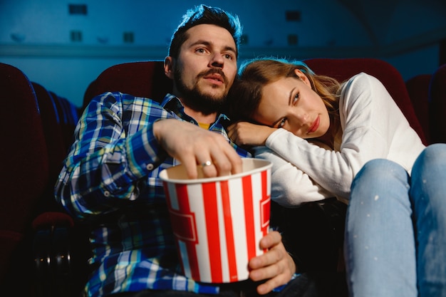 Atractiva Pareja Caucsica Joven Viendo Una Pelcula En Una Sala De