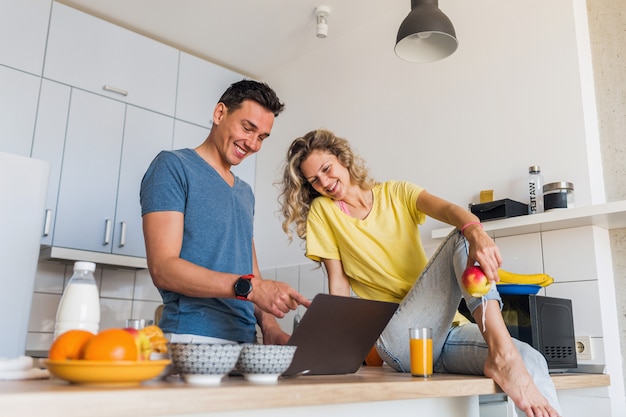 Atractiva Pareja Joven De Hombre Y Mujer Cocinando El Desayuno En La