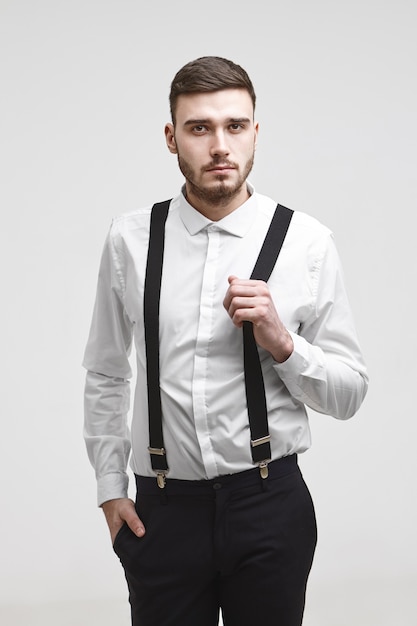 pantalon negro y camisa blanca