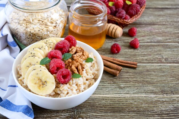 Avena Deliciosa Y Saludable Con Pl Tano Frambuesas Nueces Desayuno Saludable Comida Fitness