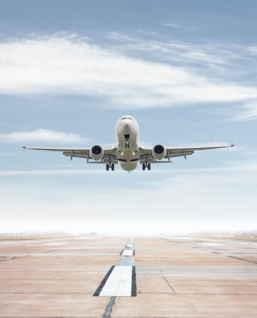 Avi N De Pasajeros Blanco Despegar De La Pista Del Aeropuerto Foto