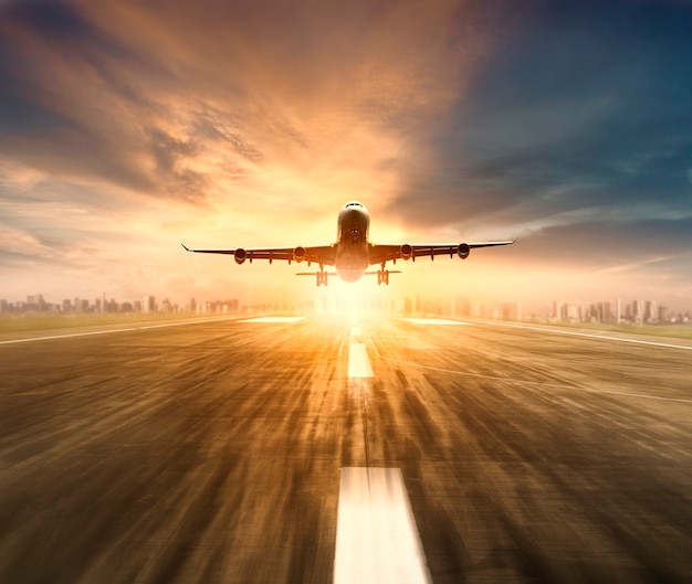 AviÃ³n volando sobre la pista del aeropuerto | Foto Premium