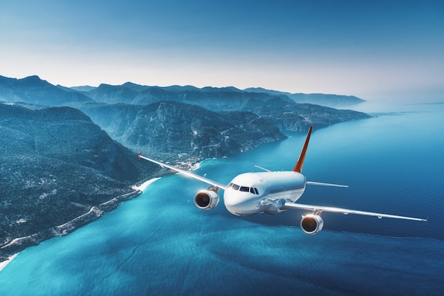 Los Aviones Vuelan Sobre Islas Y El Mar Al Amanecer En Verano Paisaje