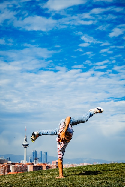 B-boy Realizando Algunos Movimientos. Breakdancer En El Fondo De La ...