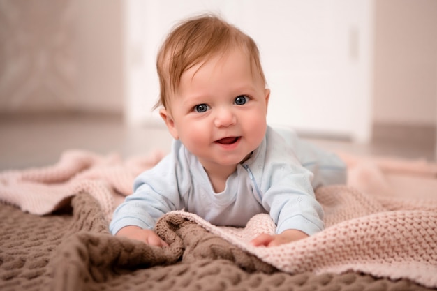 Baby Boy 3 Meses Acostado En Casa Foto Premium