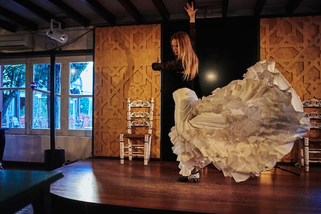 Bailaora De Flamenco Espa Ola En Un Escenario De Baile Flamenco