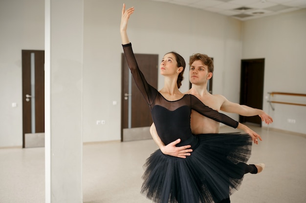 Bailarines De Ballet Femenino Y Masculino En Acción Bailarina Con Formación De Pareja En Clase 0271