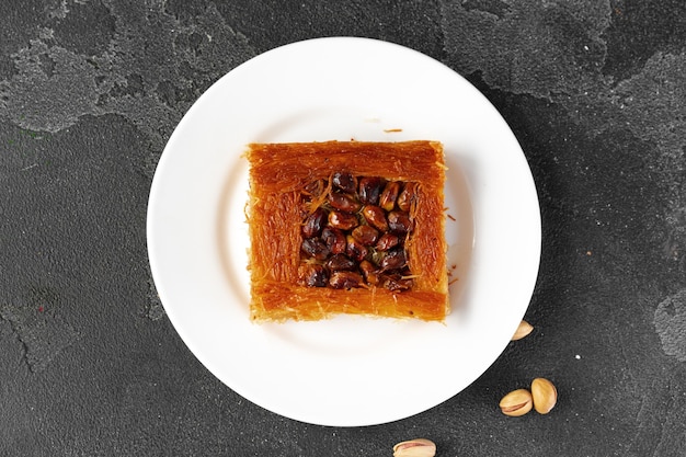 Baklava De Postre Turco Con Nueces Sobre Fondo Negro Foto Premium