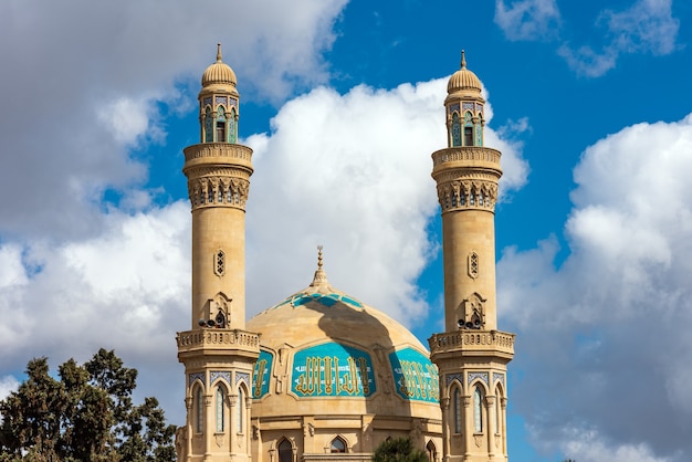 Bak Azerbaiy N De Abril De Edificio De La Mezquita Foto Premium