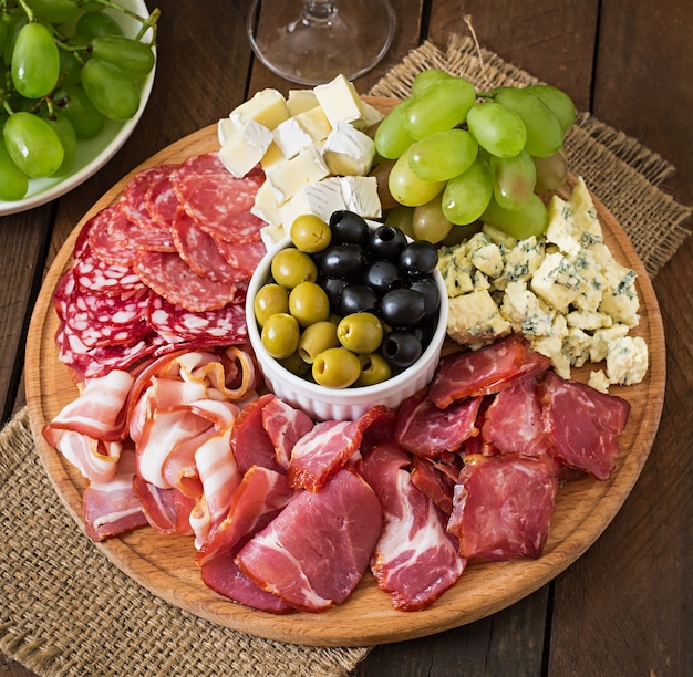 Bandeja De Catering Antipasto Con Tocino, Cecina, Salami, Queso Y Uvas ...