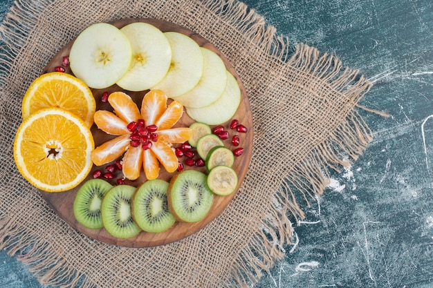 Bandeja De Frutas Con Frutas De Temporada Picadas Y En Rodajas Foto