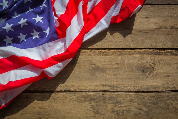 Bandera americana sobre una mesa de madera | Foto Gratis