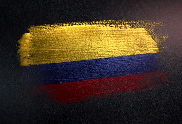 Bandera De Colombia Hecha De Pintura De Pincel Metálico En La Pared Oscura De Grunge Foto Premium