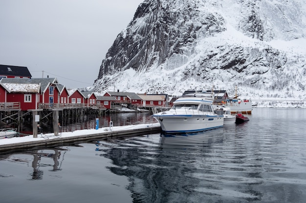 Barco anclado en el muelle con pueblo de pescadores en lofoten | Foto ...