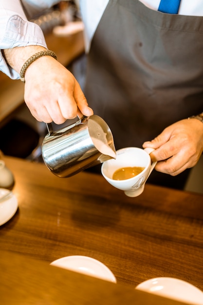 Barista haciendo café con leche Foto Gratis