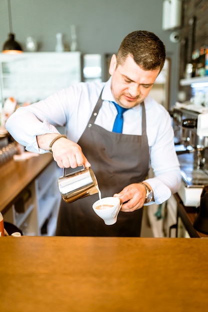 Barista haciendo café Foto Gratis