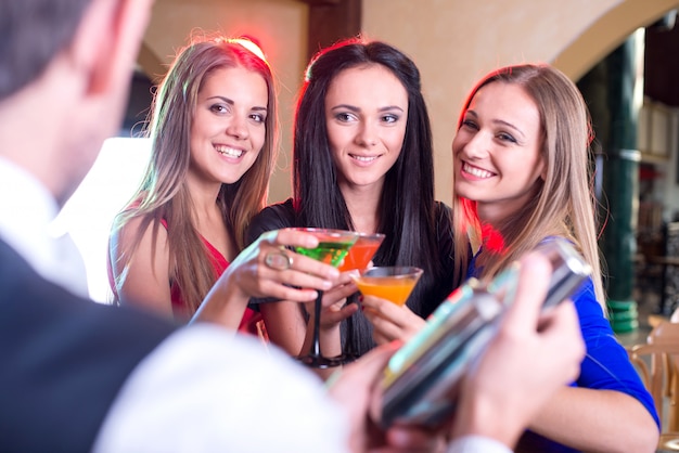 Barman Prepara Deliciosos Cocteles Para Chicas Guapas Foto Premium