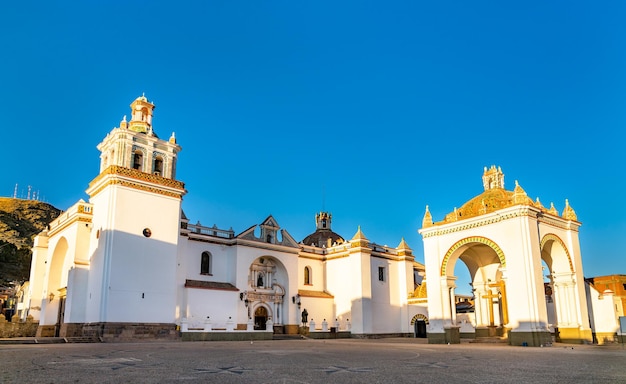 Basílica de nuestra señora de copacabana cerca del lago titicaca en