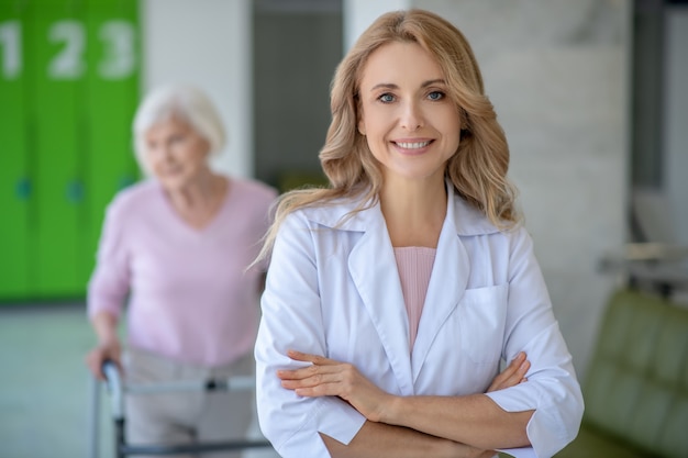 Bastante Doctor Con Pelo Largo Sonriendo Amablemente Foto Premium