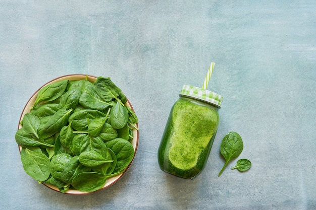 Batido Verde Con Espinacas Y Col Rizada En Frasco De Vidrio Con Espacio