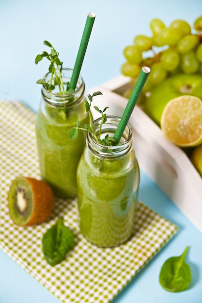 Batido Verde Fresco Mezclado En Peque As Botellas De Vidrio Con Frutas