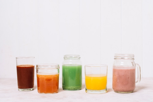Batidos de colores con fondo blanco Foto gratis