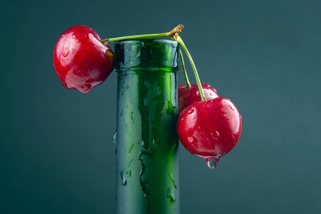 Baya De Cereza Fresca Con Gotas De Agua En Una Botella Verde Comida