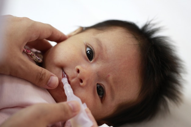 Bebe De 2 Meses Toma La Vacuna Rota Foto Premium