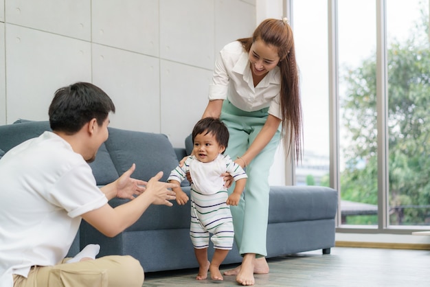 El Bebe Asiatico Del Hijo Que Da Los Primeros Pasos Camina Hacia Su Padre Bebe Feliz