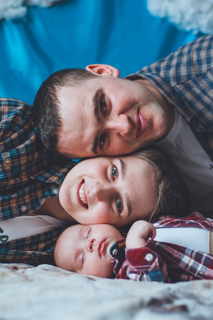 Bebe En Una Camisa A Cuadros Con Papa Y Mama Bebe Y Sus Padres Foto De Familia Apoyarse En Las Mejillas Del Otro Foto Premium