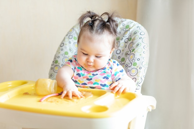 El Bebe Come Pure De Papas De Un Frasco Concepto De Comida Para Bebes Foto Premium