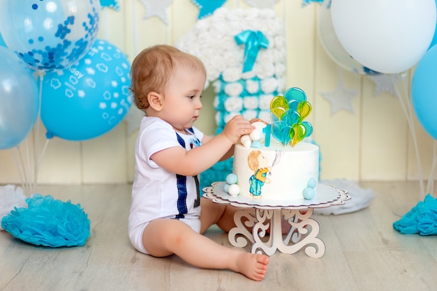 Bebe Comiendo Su Pastel Con Las Manos Bebe De 1 Ano Infancia Feliz Cumpleanos De Ninos Foto Premium