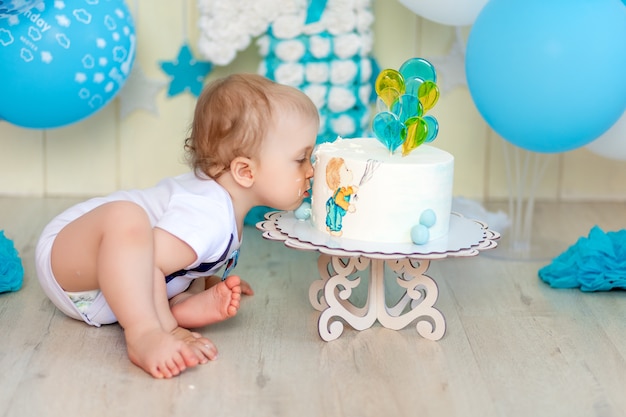 Bebe Comiendo Su Pastel Con Las Manos Bebe De 1 Ano Infancia Feliz Cumpleanos De Ninos Foto Premium