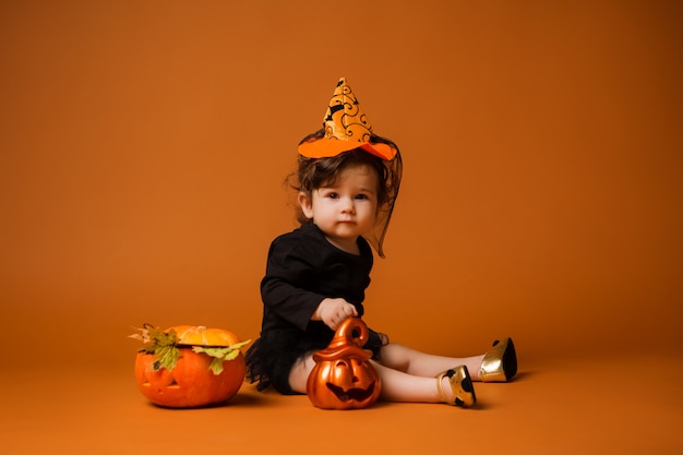 Bebe Disfrazado De Bruja Para Halloween Foto Premium