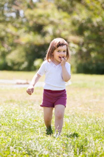 Bebe De Dos Anos En Verano Foto Gratis