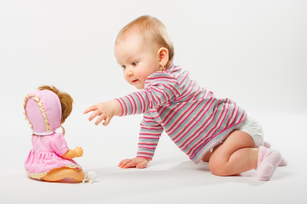 bebes jugando con muñecas