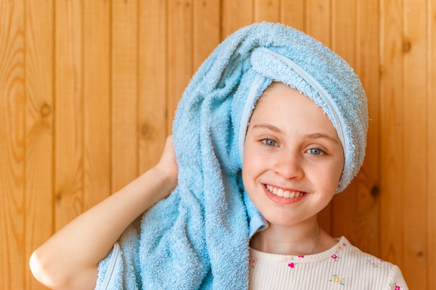 Bebé Niña Después De La Ducha Con El Pelo Mojado Envuelto En Una Toalla Foto Premium 